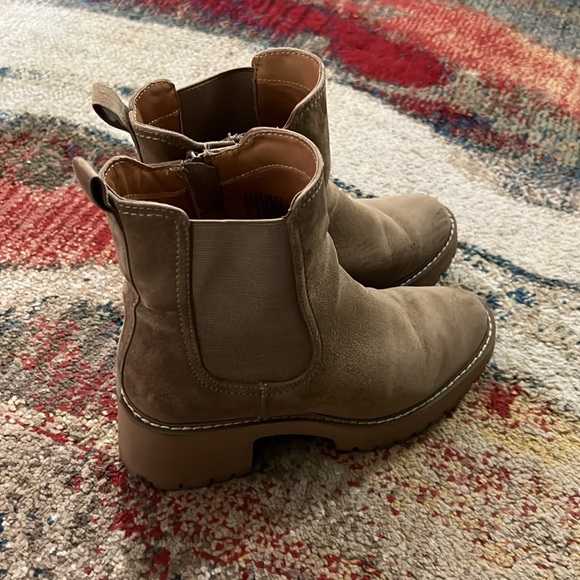 Universal Thread Crispin Chelsea Boots - Picture 6 of 11